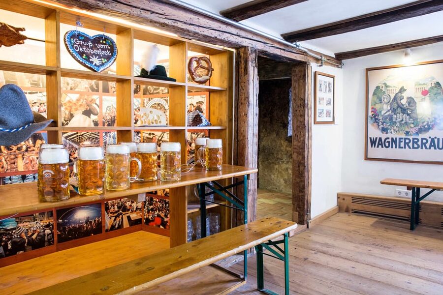 Munich: Food Tour Beer- 3 small beers & "Brotzeit" in GERMAN - Who will enjoy this Munich beer walk?
