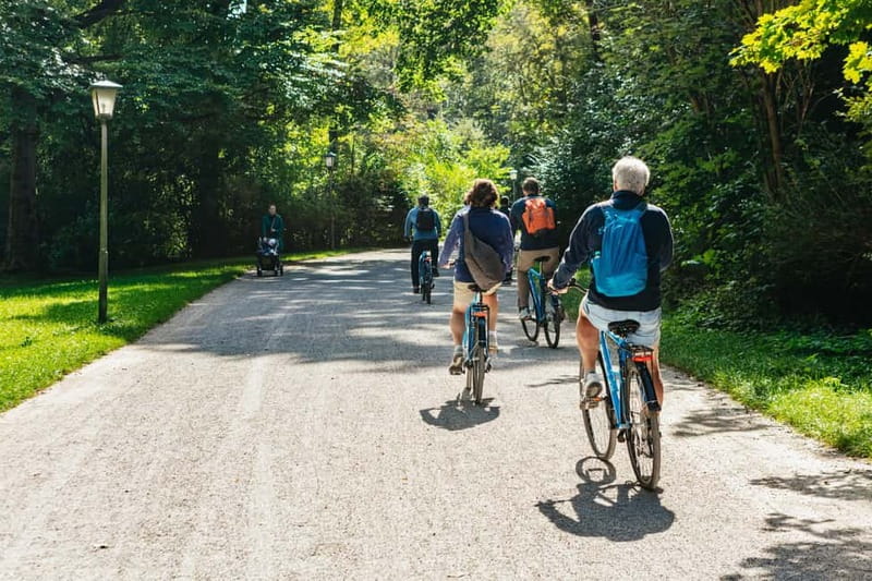Munich: Guided City Tour by Bike with Beer Garden Stop - The English Garden and the Eisbach surfers