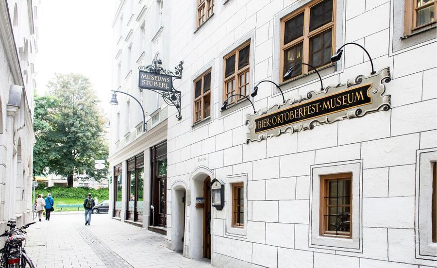 Munich: Guided Food Walking Tour with Beer Tasting - Walking through medieval Munich toward Viktualienmarkt