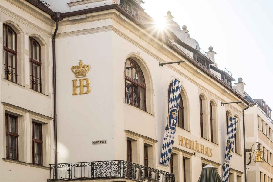 Munich: Hofbräuhaus Guided Tour with 1 Beer - The ballroom gallery, the tour’s best photo stop