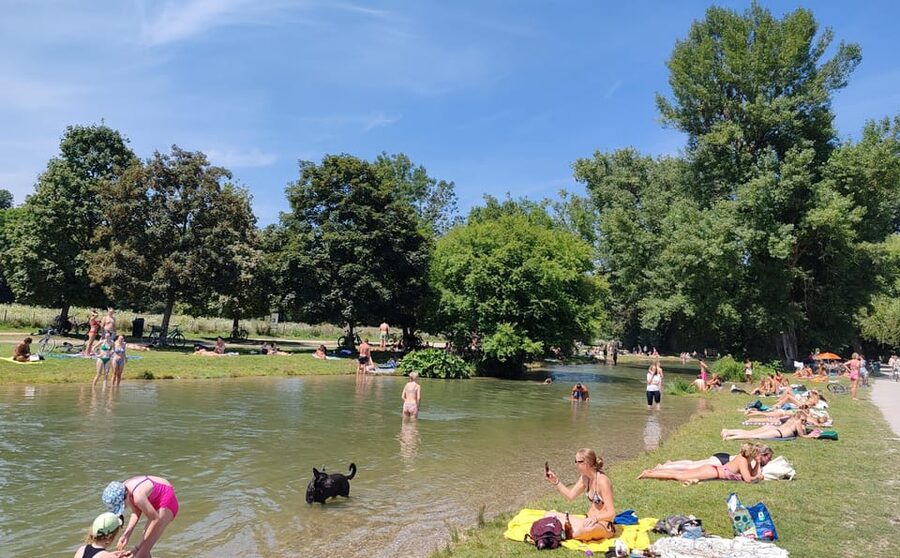 Munich: Mini Classic Bike Tour with Beer Garden Stop at 4 PM - Odeonsplatz: a grand opening ride