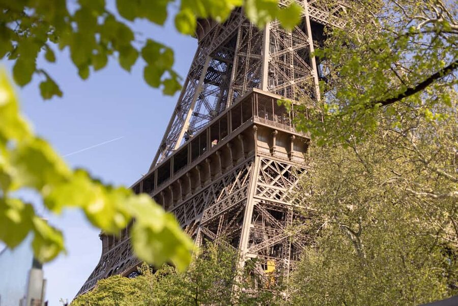 Paris: Eiffel Tower Dining, Gustave Menu at Madame Brasserie - Arriving at the South entrance