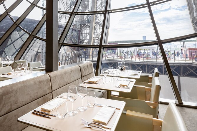Paris Late Dinner at Eiffel Tower's Madame Brasserie Restaurant - Service and atmosphere at Madame Brasserie