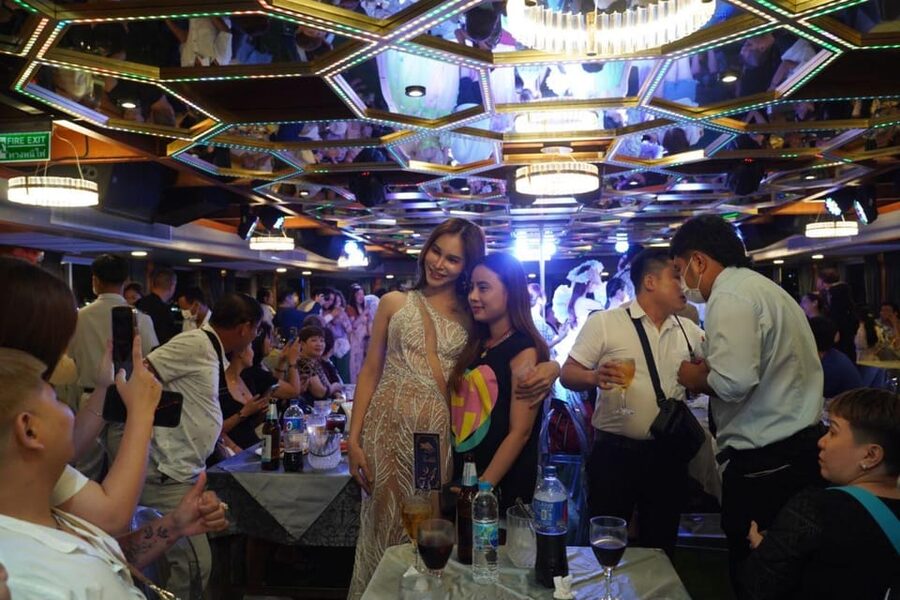 Pattaya: All Star Dinner Cruise, Cabaret Show & Beer Buffet - The welcome dance sets the tone