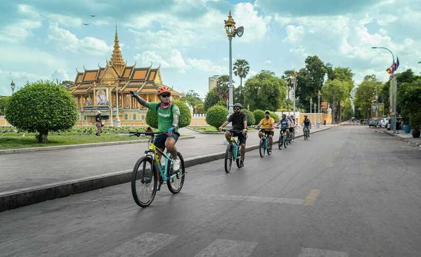 Phnom Penh: Bike & Boat Tour / E-Bike Available - The Mekong cruise brings the quiet finish