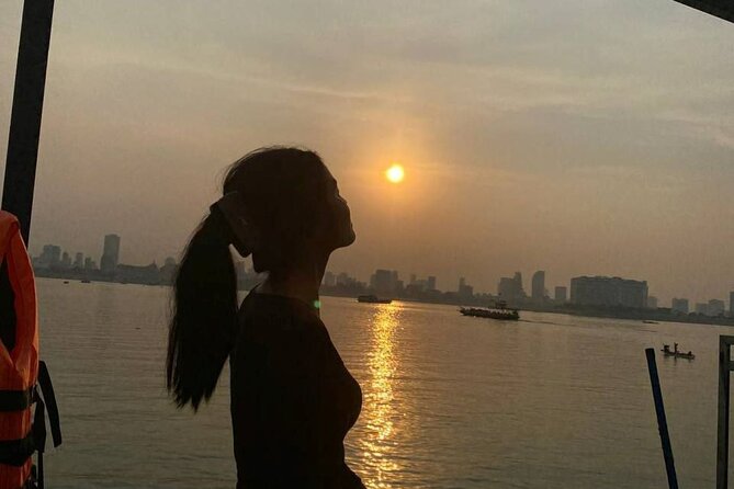 Phnom Penh: Sunset Cruise-Free Beers-Sodas-BBQ Buffet-fruit plate - The first 30 minutes: city views and river air