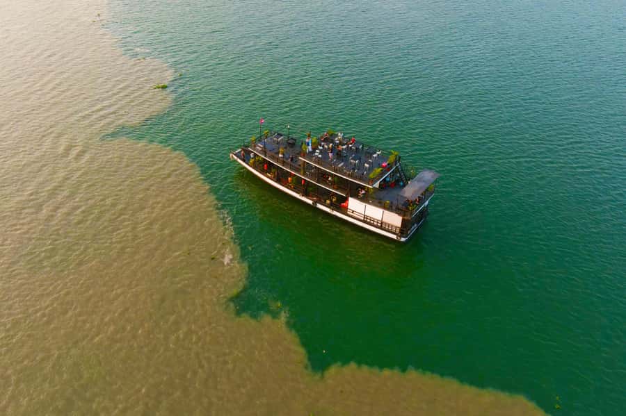 Phnom Penh: Sunset Cruise with Unlimited Beer &Fruit platter - Phnom Penh seen from the river