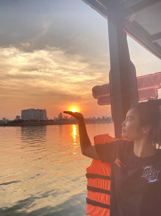 Phnom Penh: Sunset Cruise with Unlimited Beers & BBQ Buffet - Getting Back After the Boat Docks