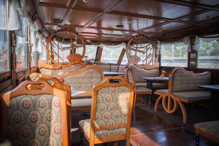Prague: Afternoon Beer Cruise with Drinks Included - Drinks, seating, and onboard comfort