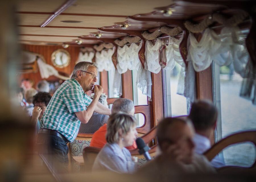 Prague: Afternoon Beer Cruise with Drinks Included - How much commentary should you expect?