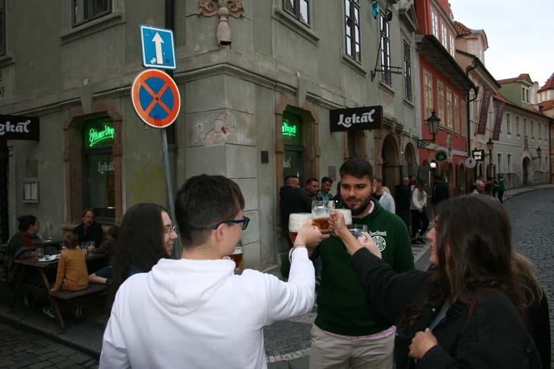 Prague Beer History: Highlights Tour with Tasting - A short beer break at Uhelný trh