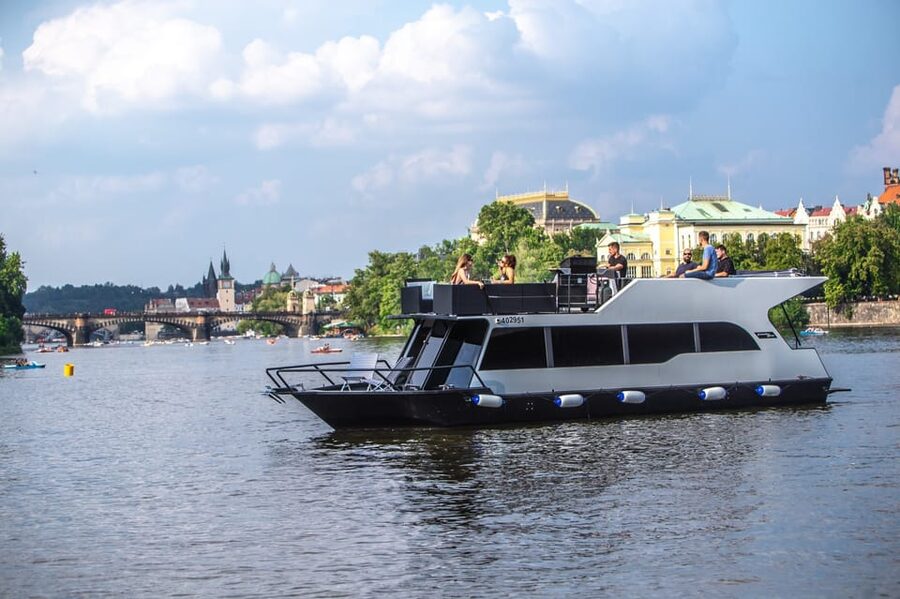 Prague: Private River Cruise with Unlimited Beer or Prosecco - Who should book this cruise
