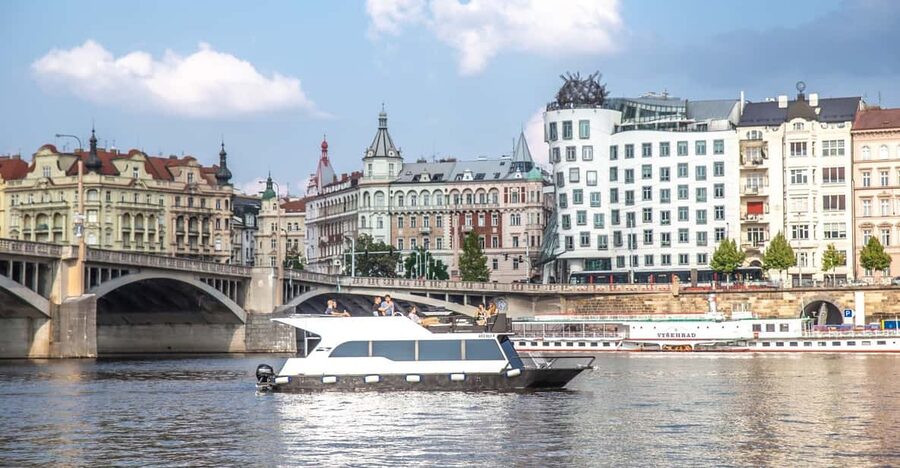 Prague: Private River Cruise with Unlimited Beer or Prosecco - Choosing the green-and-chill route
