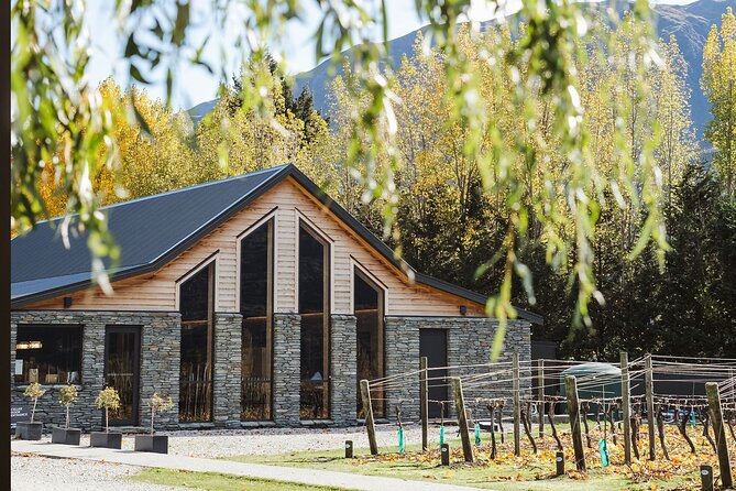 Queenstown: Afternoon Wine & Beer Tour with Platters - The guides shape the mood