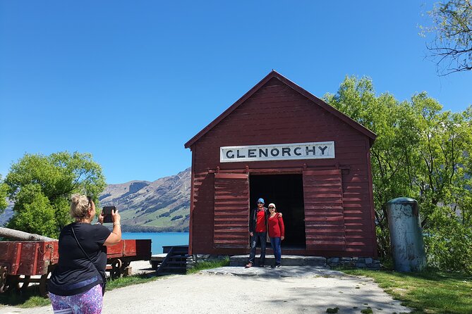Queenstown Hop-on Hop-off Evening Beer Tour - Searchlight Brewery and Smiths Craft Beer House