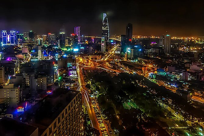 Saigon After Dark With Seafood, Beer & Live Music Bar - What Riding Through Ho Chi Minh City Feels Like