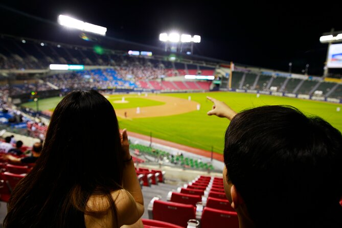 Seoul: Baseball Game Ticket with Dinner/Beer with the host - Meeting at Sports Complex Station