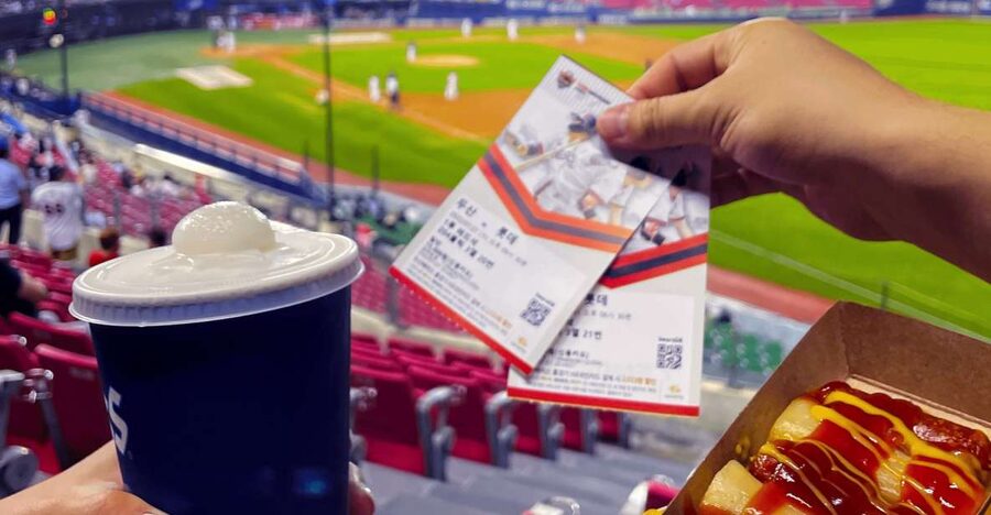 Seoul: Jamsil Baseball Stadium Game Ticket with Dinner& Beer - The value of $83 for four and a half hours