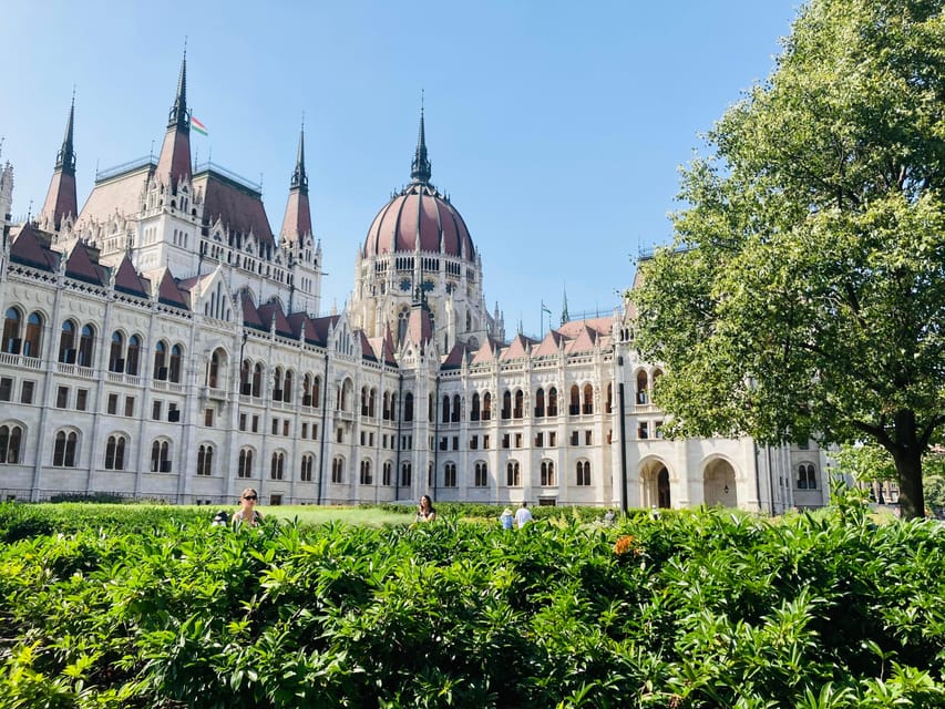 Short Budapest Sightseeing - with Pubquiz! (beer included!) - Liberty Square and the Parliament building