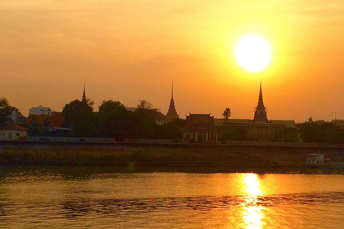 Sunset Cruise with unlimited beer & soft drinks -English speaking guide on board - Who should book this cruise?