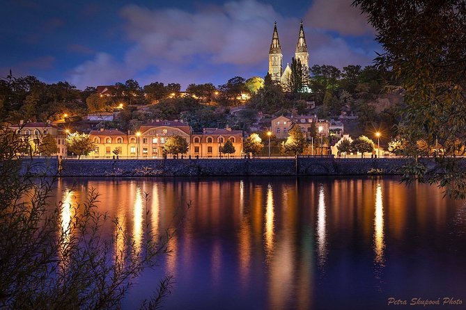 VIP Private tour Prague: Castle, Lunch, Beer, Boat - Charles Bridge and Lennon Wall