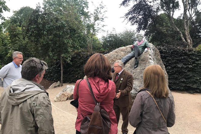 Walking tour in Merrion Square Park with a pint of Guinness Dublin Rogues Tour - From Daniel O’Connell to W.B. Yeats