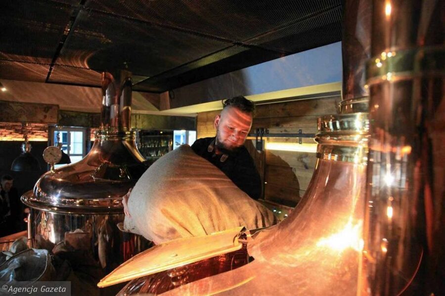 Wroclaw: Guided Tour & Beer Tasting (2 hours) - The naked Fencer Fountain and student life